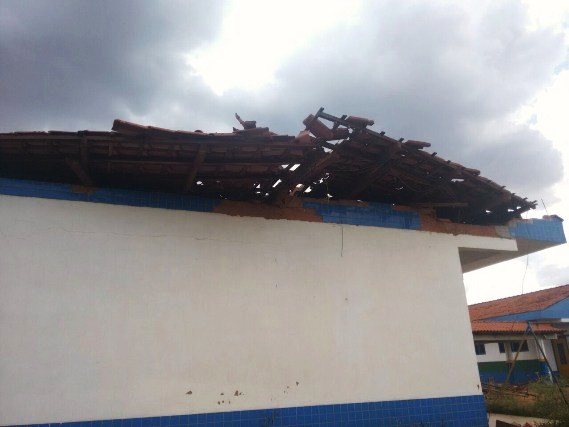 Parte do telhado da creche foi destruído (Foto: Reprodução)